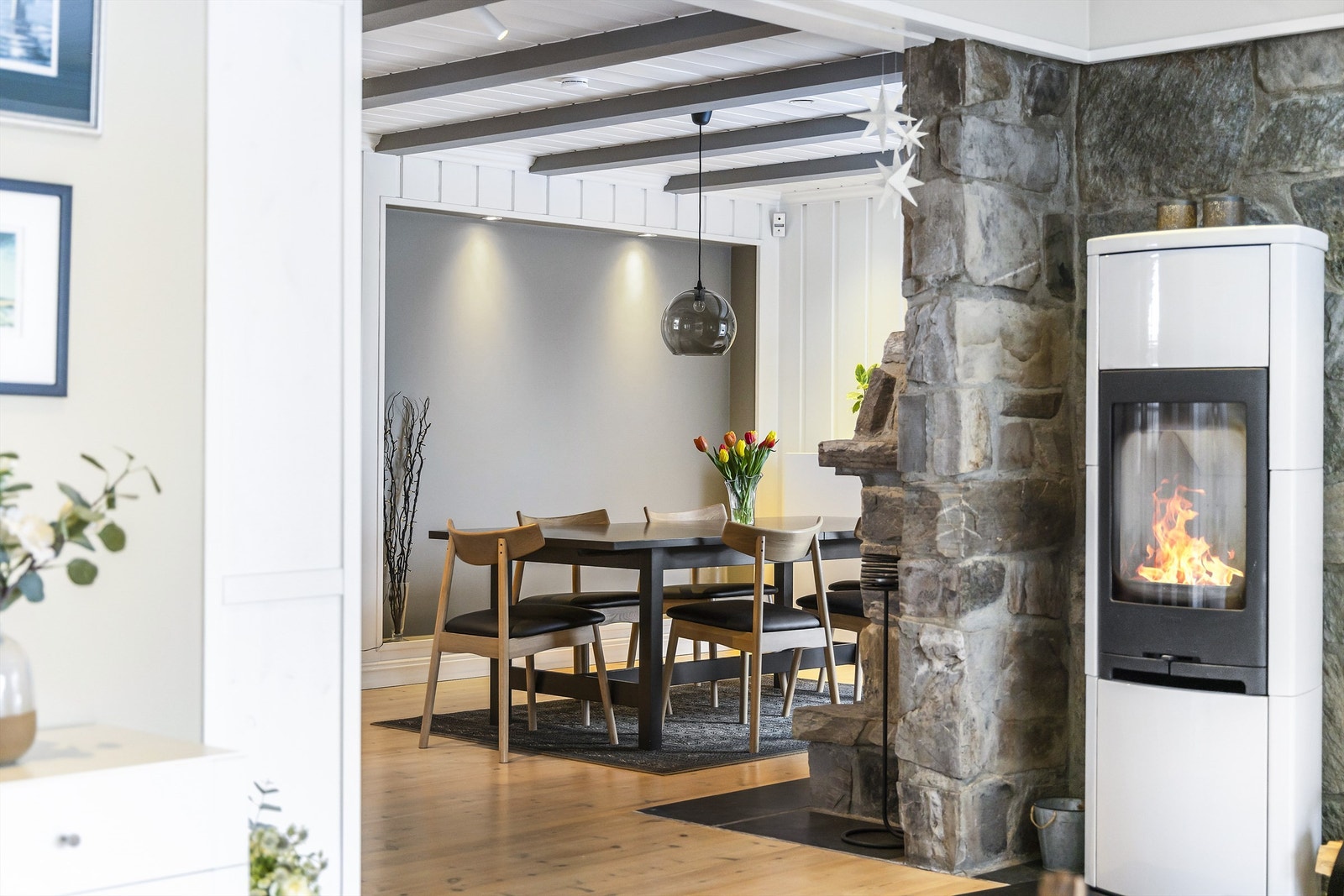Spisestuen har plass til et stort spisebord med flere sitteplasser - et naturlig samlingspunkt for hyggelige måltider Galleribilde