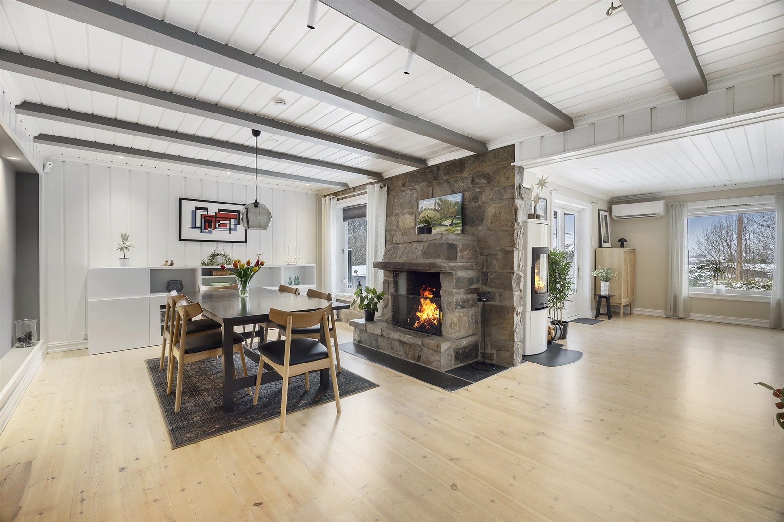 Innholdsrik enebolig med flott kjøkken, solrike uteplasser og garasje m/elbillader Galleribilde