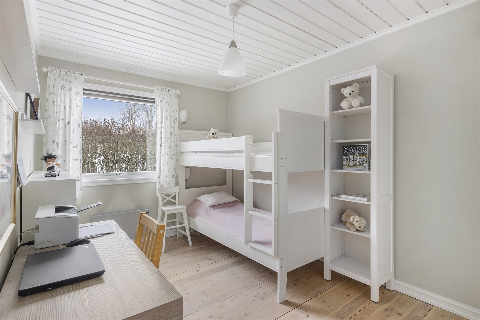 Soverommene kan innredes med seng. nattbord, garderobeskap og skrivebord/sminkebord Galleribilde