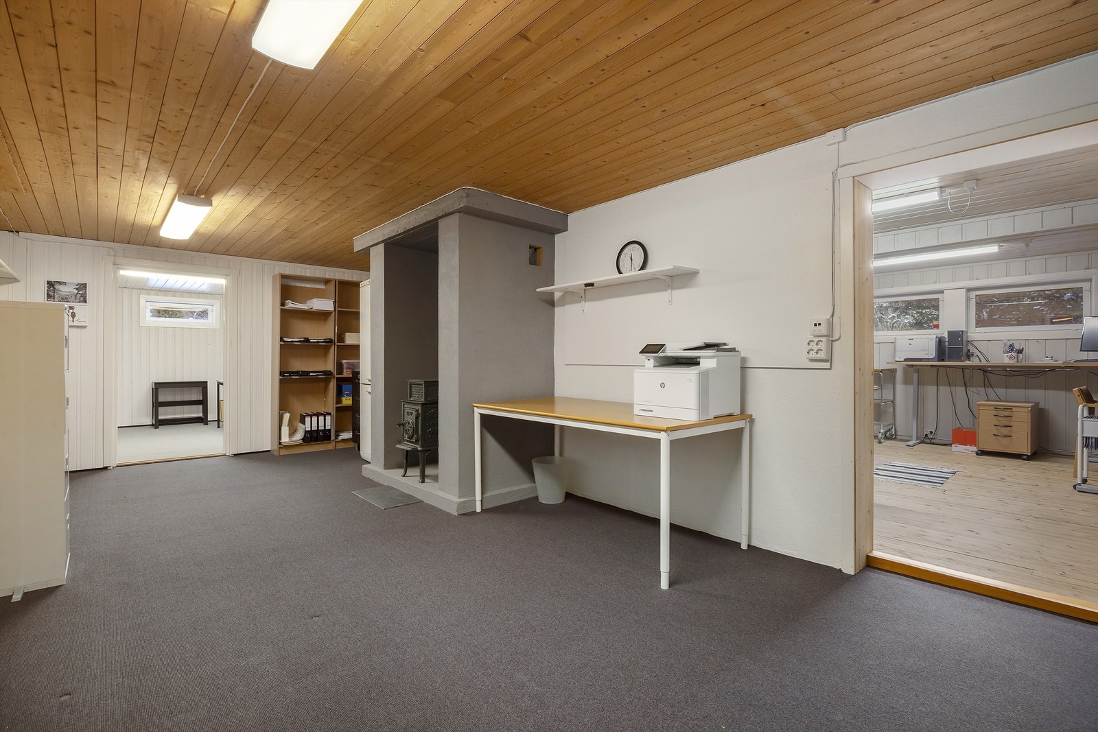 I kjelleren er det montert vedovn Galleribilde