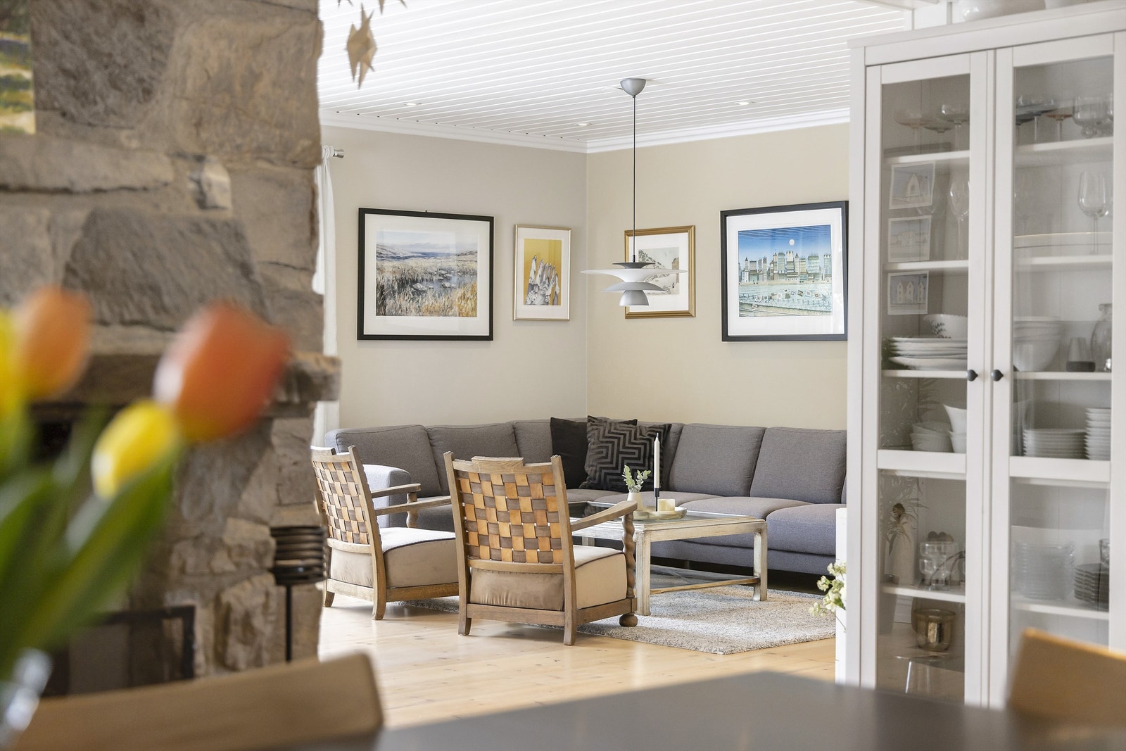 Stuen kan innredes med hjørnesofa, salongbord, TV og annet ønsket møblement Galleribilde