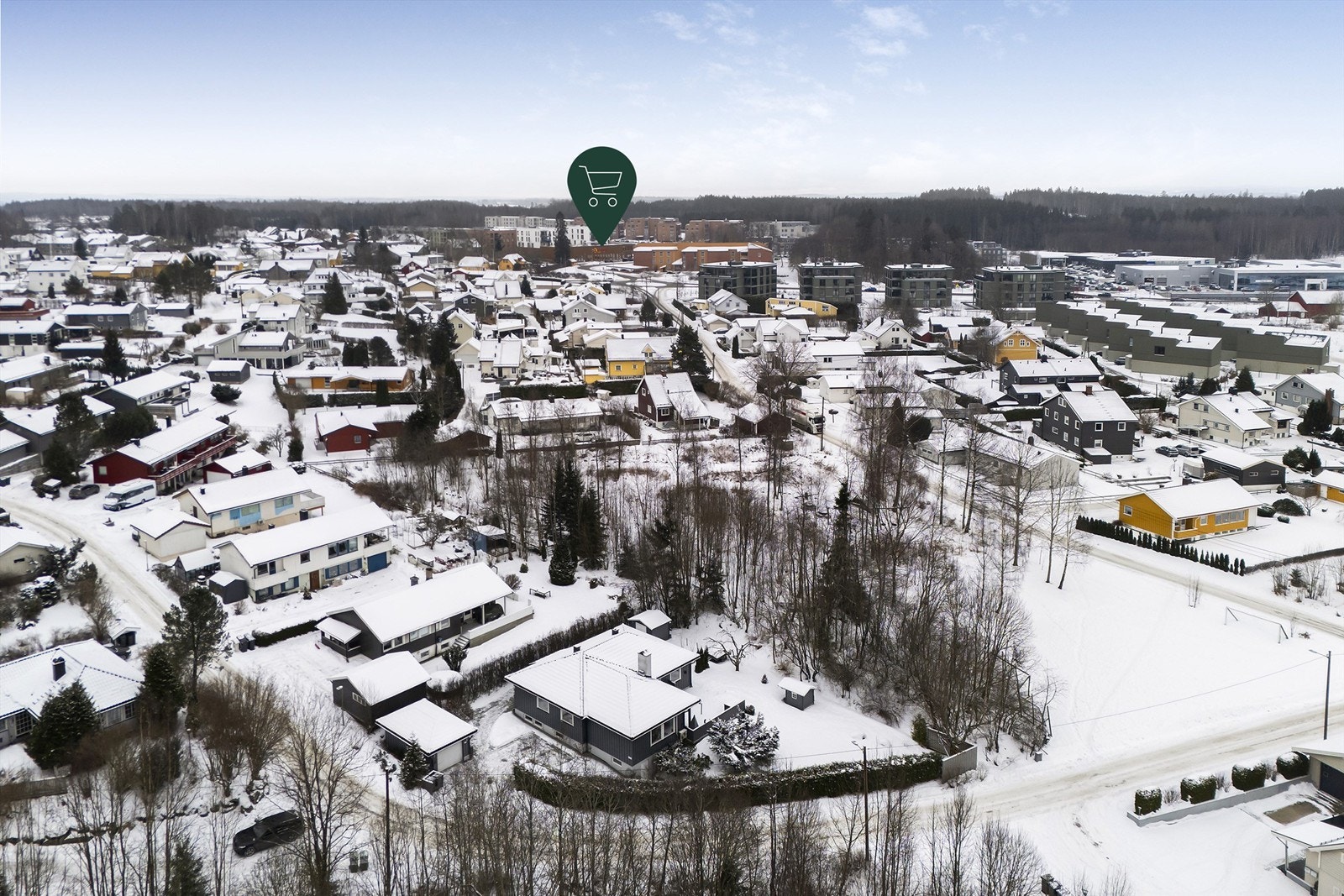 Nøstvedtmarka ligger like i nærheten og tilbyr flott natur, lysløype og et omfattende sti- og løypenett Galleribilde
