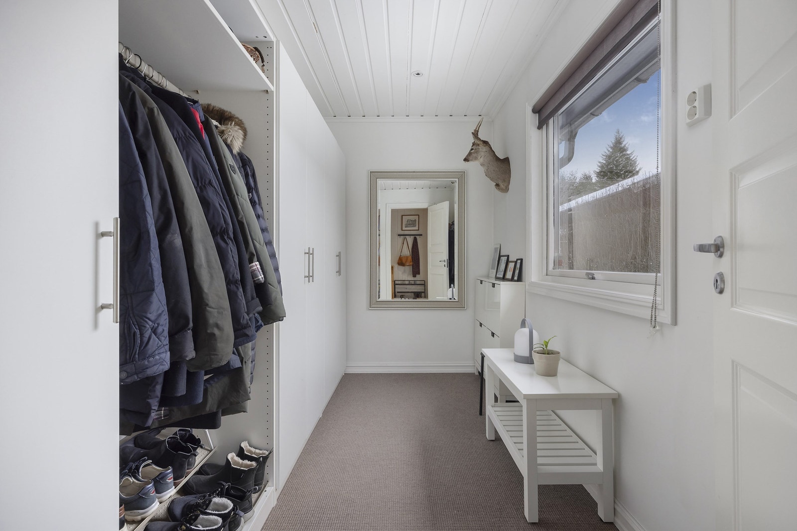 Rommet er praktisk utnyttet med garderobeskap, skuffer og hylleløsninger (rommet er opprinnelig byggemeldt som grovkjøkken Galleribilde