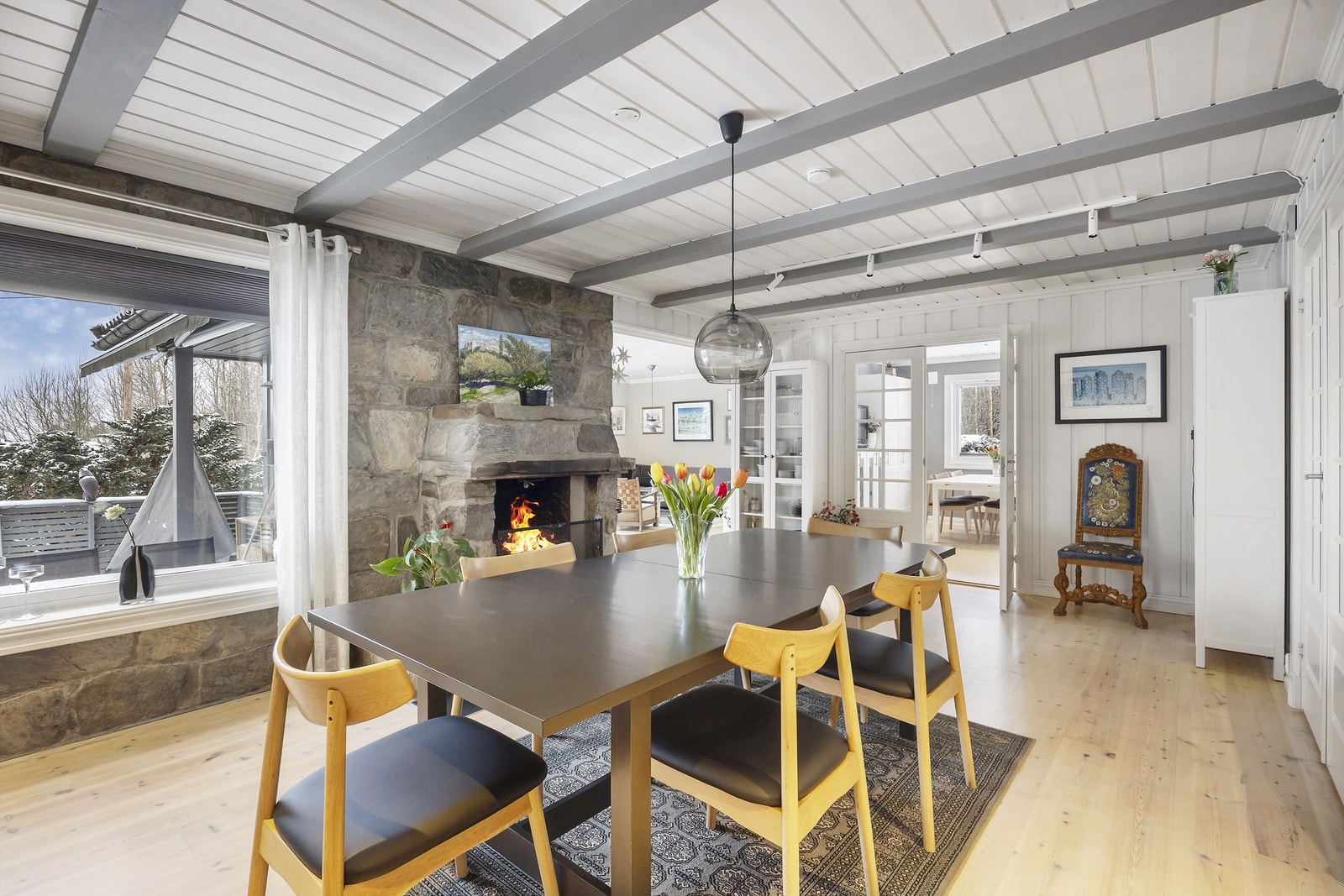 Store vinduer slipper inn rikelig med naturlig lys Galleribilde