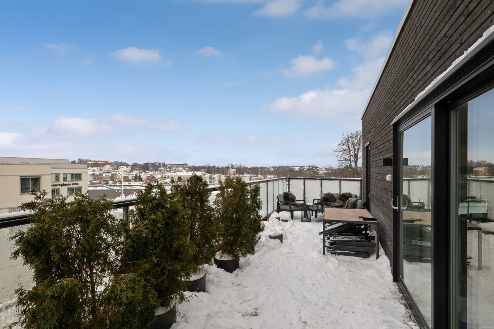 Den generøse størrelsen gir god plass til flere soner - enten du ønsker spisegruppe, loungeområde eller solplass. Galleribilde