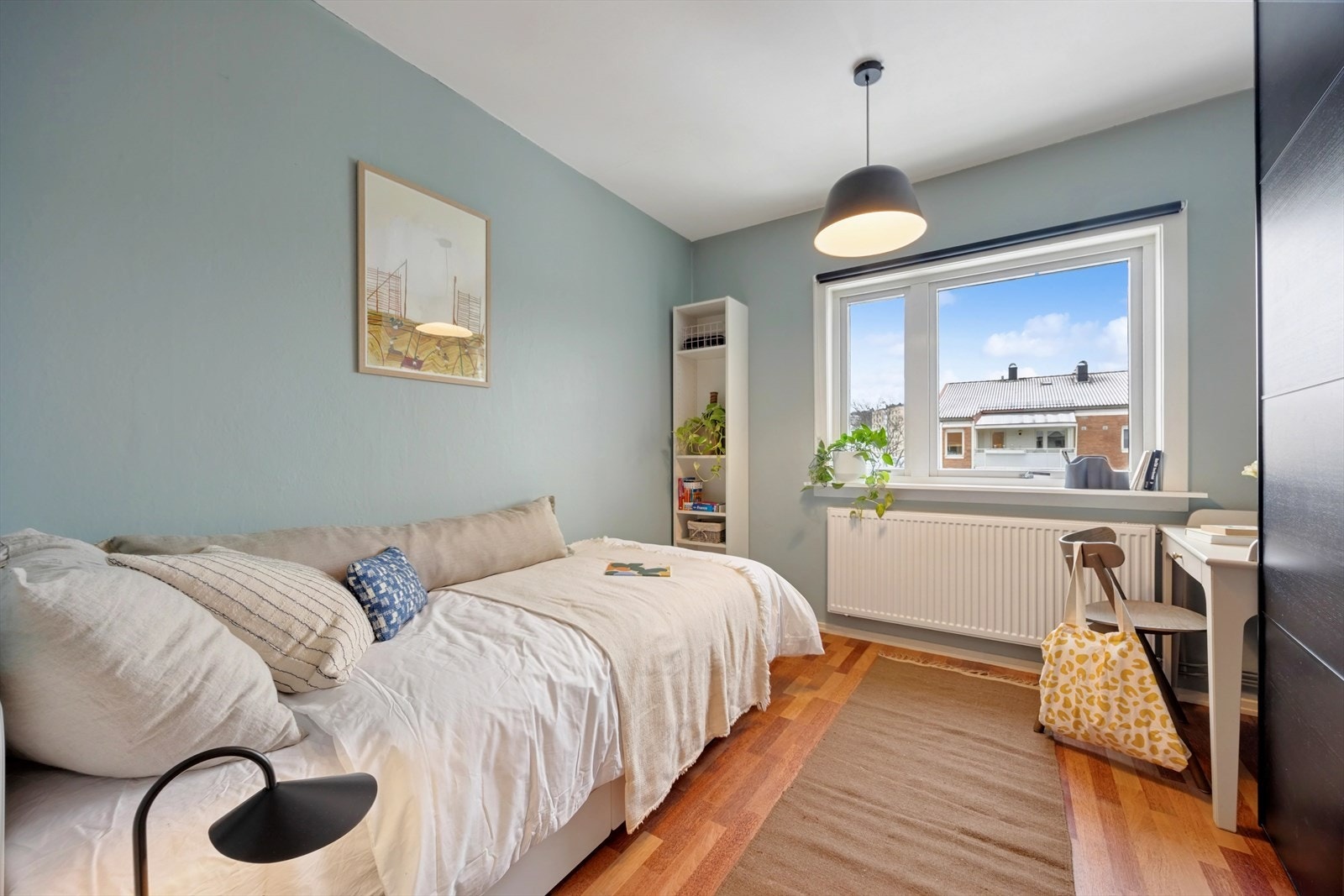 God plass til oppbevaring og kontorpult Galleribilde