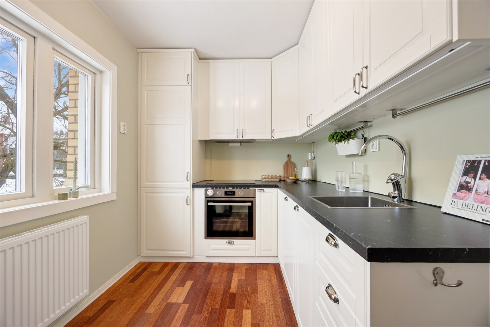 Kjøkkenet byr på god skap og benkeplass og en hyggelig atmosfære Galleribilde