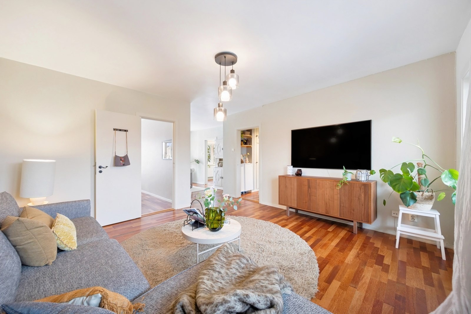 Lys og innbydende stue med gode møbleringsmuligheter Galleribilde