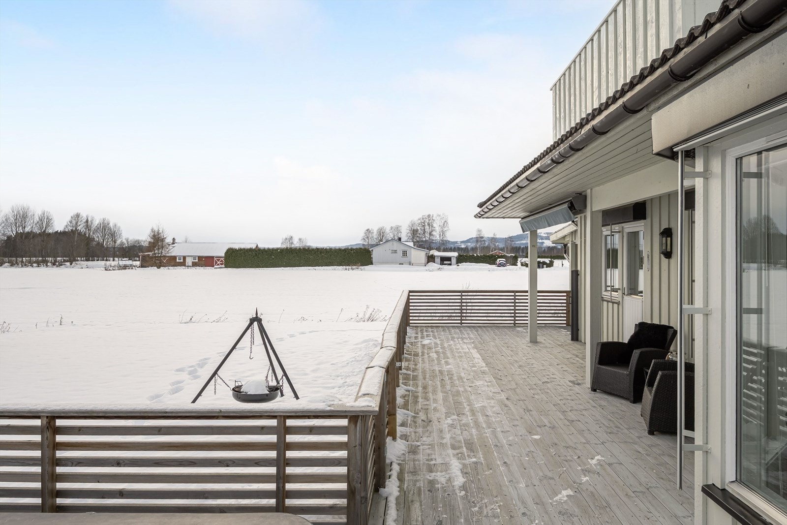 Rekkverket var nytt i 2024 og her har du også markise som gir deg muligheten for å skjerme til for sola. Galleribilde