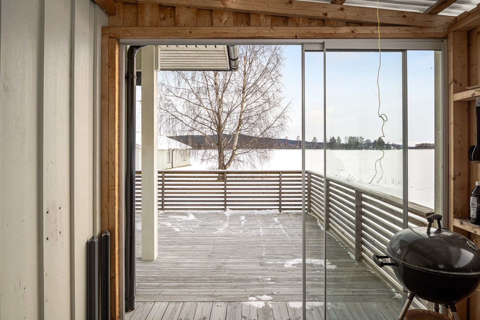 Deler av terrassen er bygd inn med trekledning, takplater av plast, skyvevinduer og -dør. Perfekt om du ønsker le for vær og vind eller bare vil trekke deg tilbake. Galleribilde