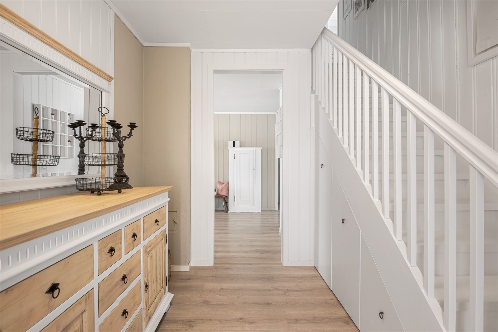 Godt med plass til klær og sko, og smart utnyttelse for oppbevaring under trappen. Galleribilde