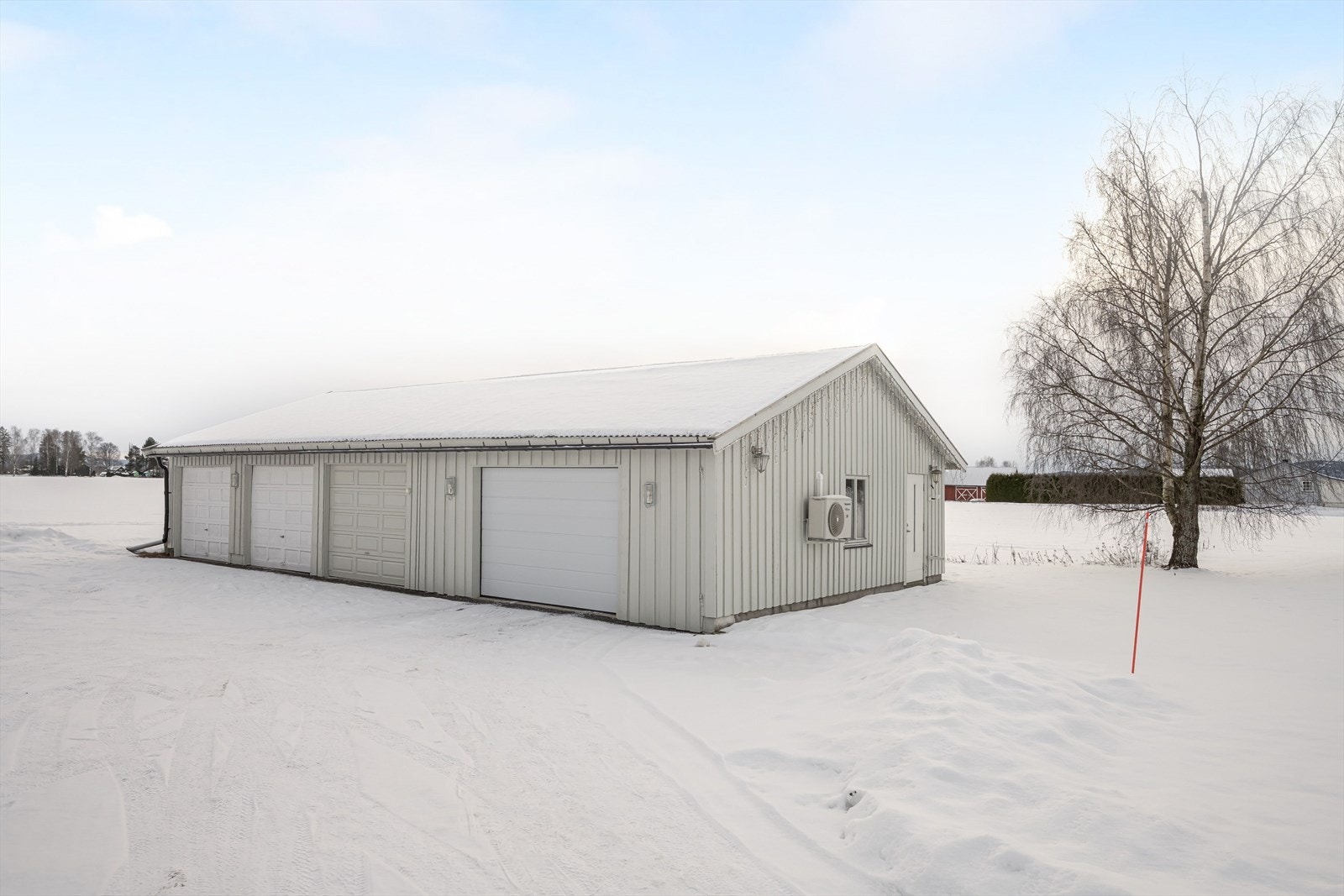 Bilen eller om du har flere biler kan du parkere i garasjen, eller du kan bruke deler av garasjen som verksted-/snekkerbod. Galleribilde