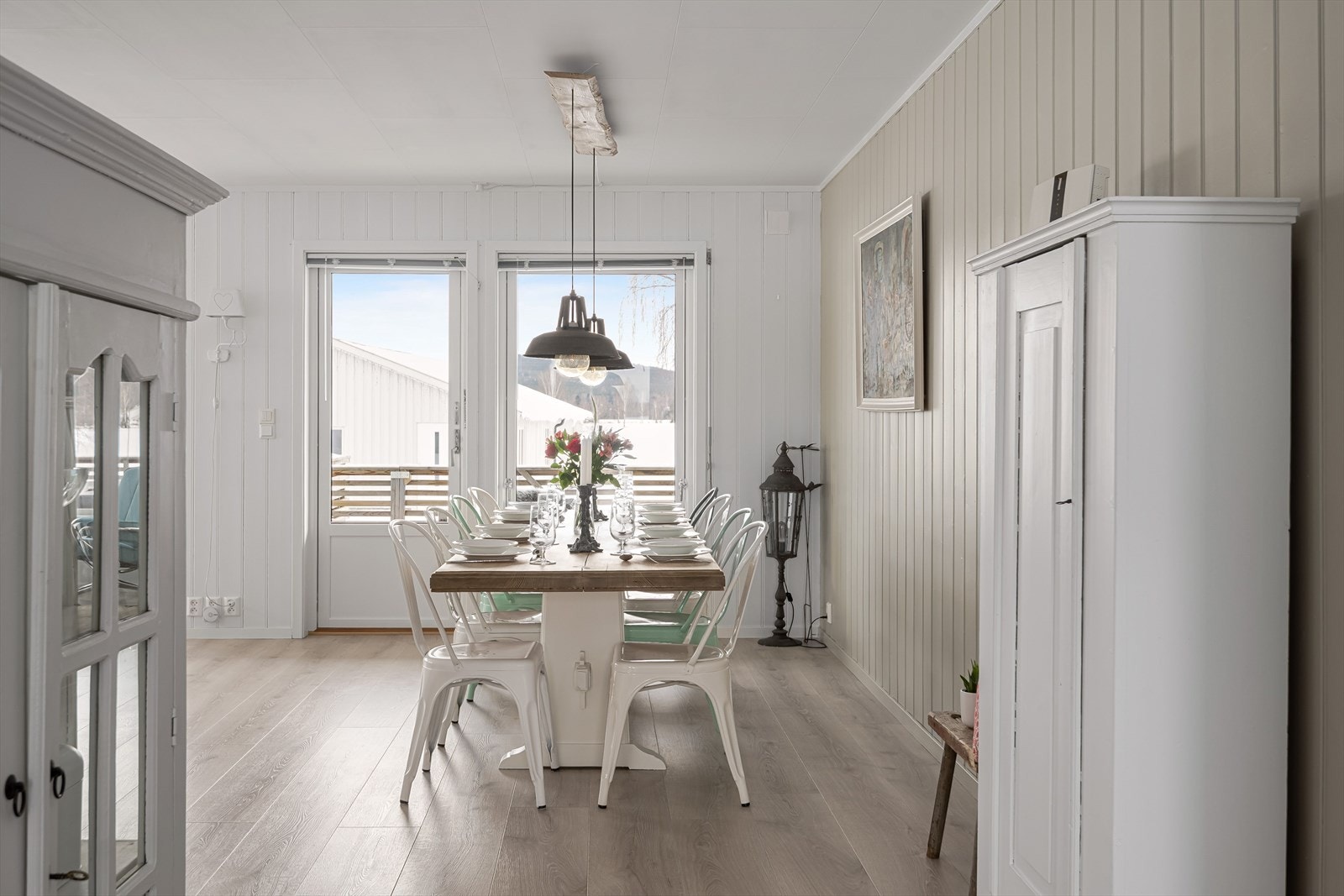 Fra spisestuen er det utgang til den store terrassen. Galleribilde