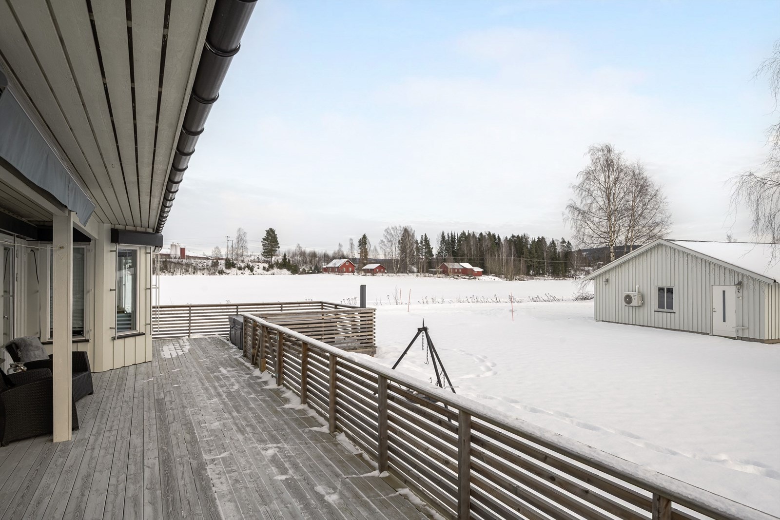 En uteplass du virkelig kan få gleden av med god plass til flere sittegrupper og grill. Galleribilde