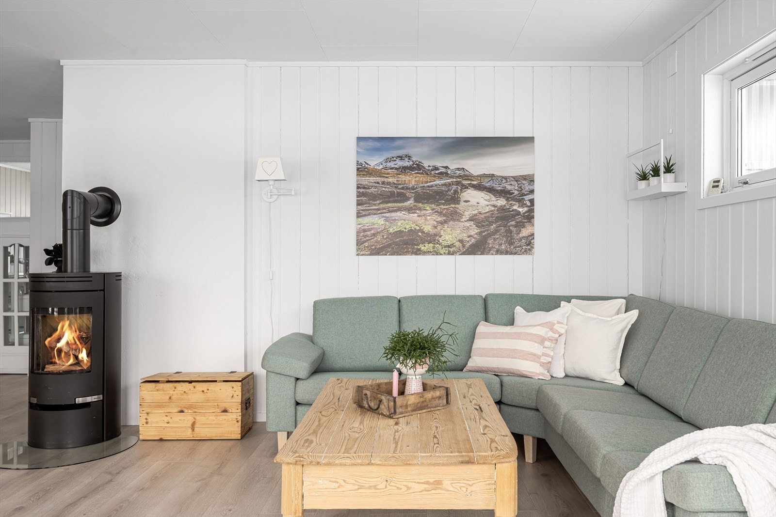 Koselig sofakrok nær vedovnen. Galleribilde