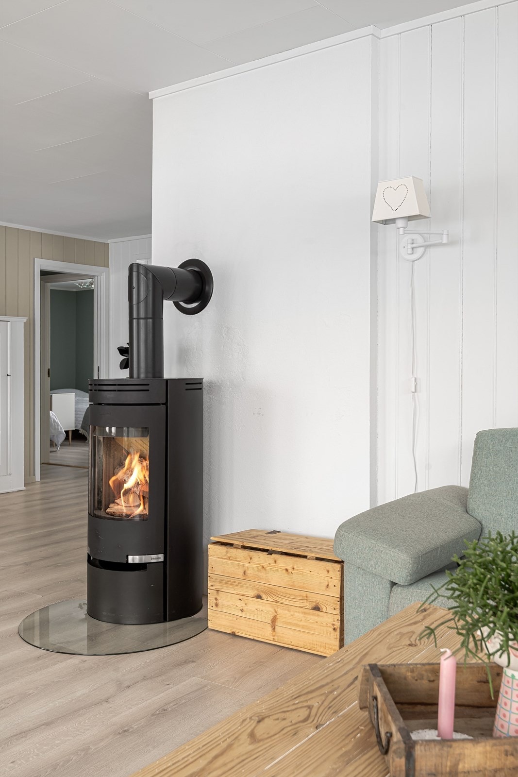 Vedovn av nyere dato som sørger for lun og god temperatur på kalde høst- og vinterdager. Galleribilde