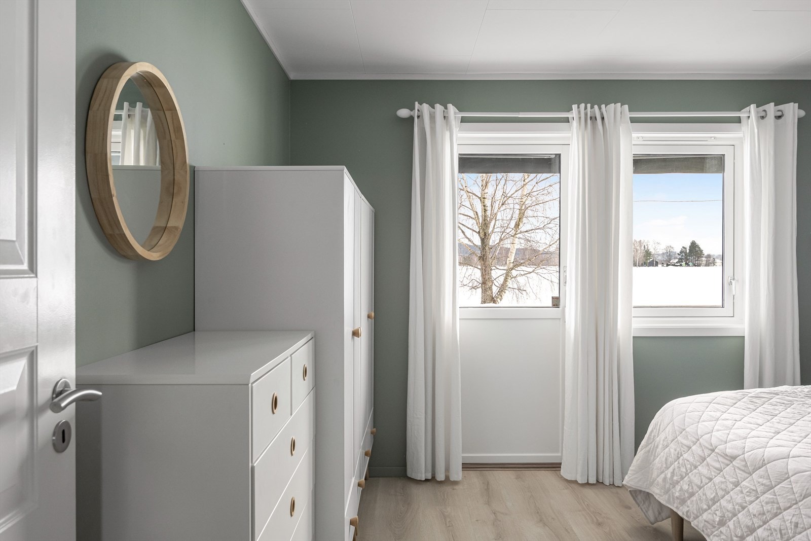 Fra soverommet er det utgang til terrassen. Galleribilde