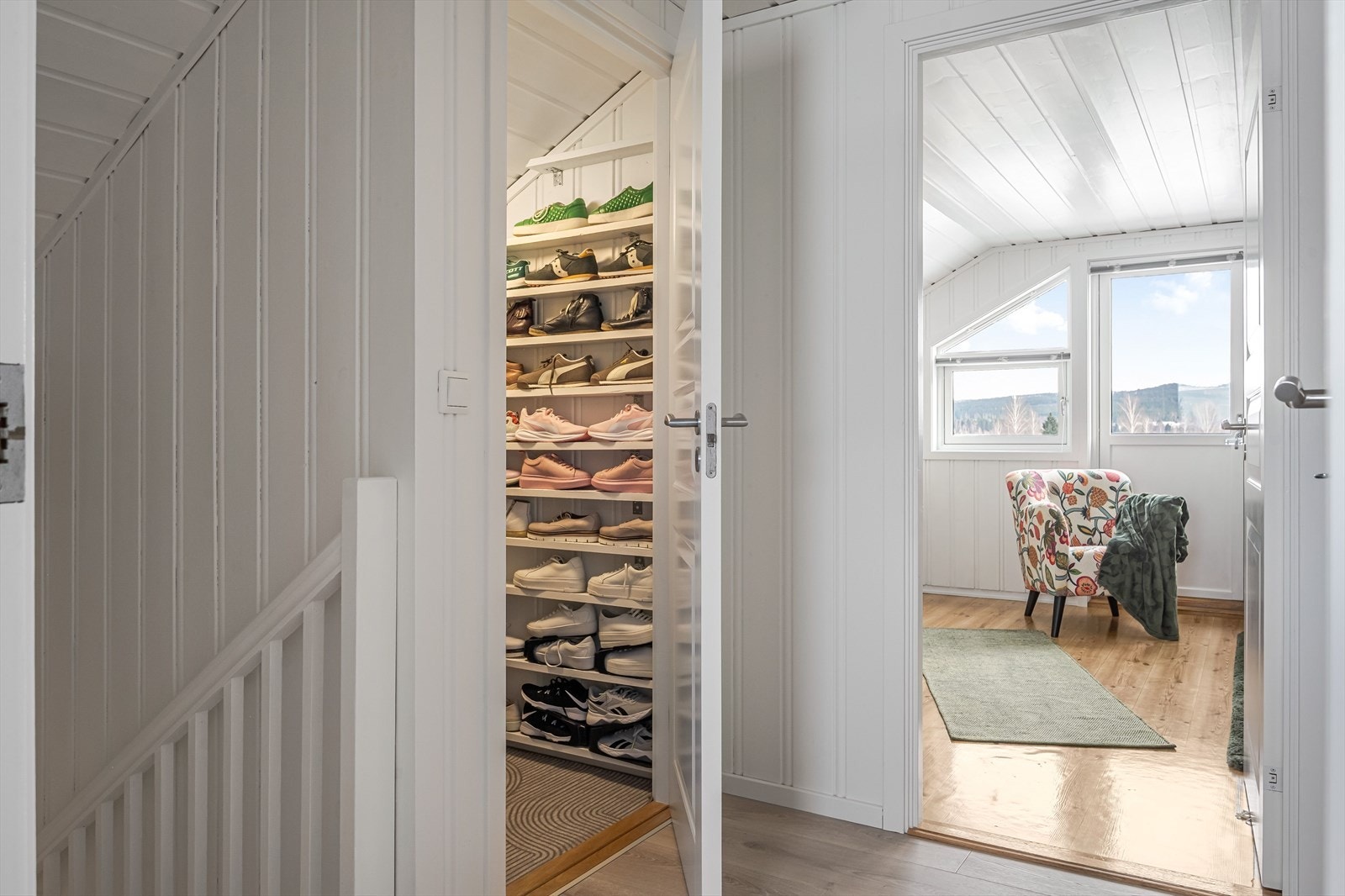 Praktisk og godt utnyttet med bod for oppbevaring ved trappen. Galleribilde