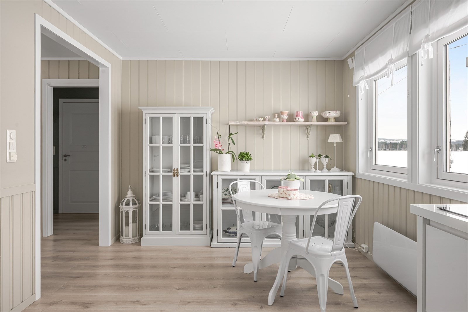 Her er det mange muligheter, enten om du ønsker å møblere med kjøkkenbord, mer skap eller en koselig sittekrok. Galleribilde