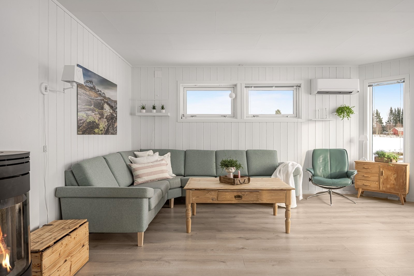 Sofagruppen er det god plass til, her sitter du skjermet og fint til. Varmepumpen er av nyere dato og sørger for jevn og god temperatur i boligen. Galleribilde