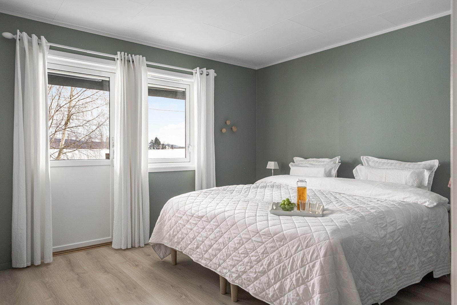 Et romslig hovedsoverom med god plass til stor seng. Galleribilde