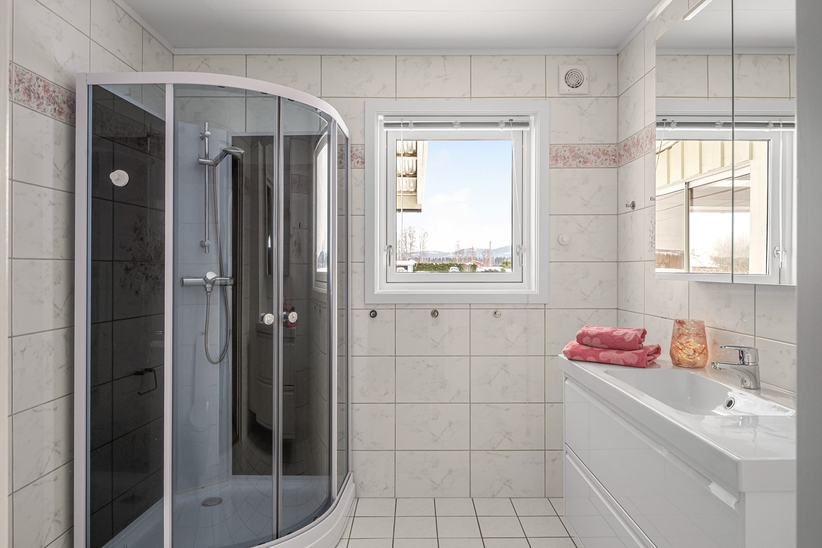 Flislagt bad med varmekabler. Dusjkabinett og servantinnredning nytt i 2024. Galleribilde