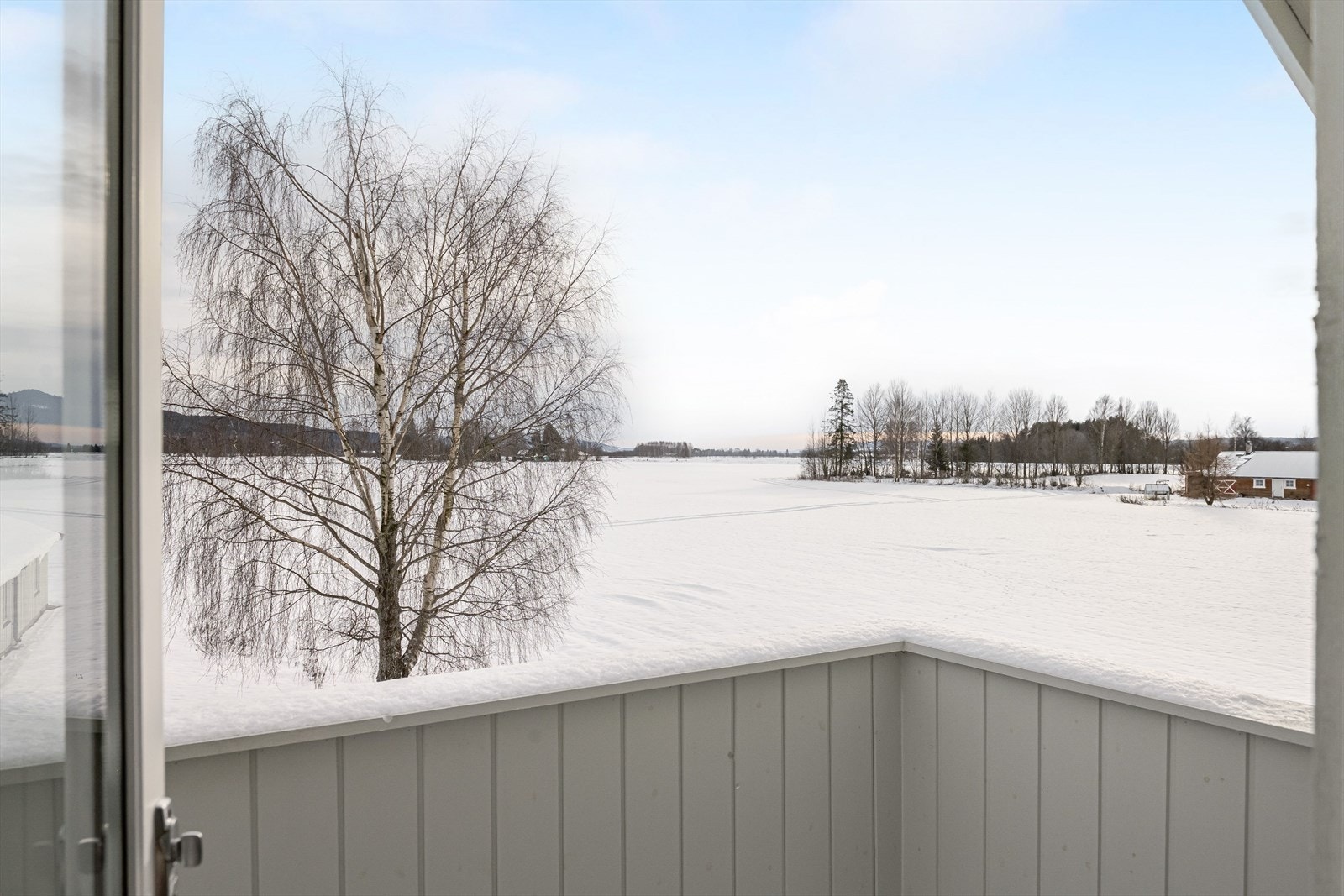 Her kan du virkelig nyte utsikten og sitte skjermet til. Rekkverket ble skiftet ut i 2025. Galleribilde