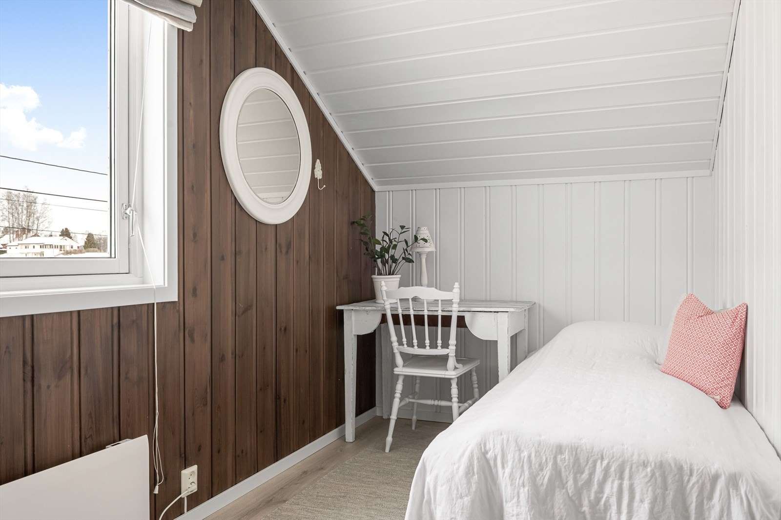 Du kan fint møblere med enda en seng, kanskje kontorpult eller en godstol? Oppvarming med panelovn. Galleribilde