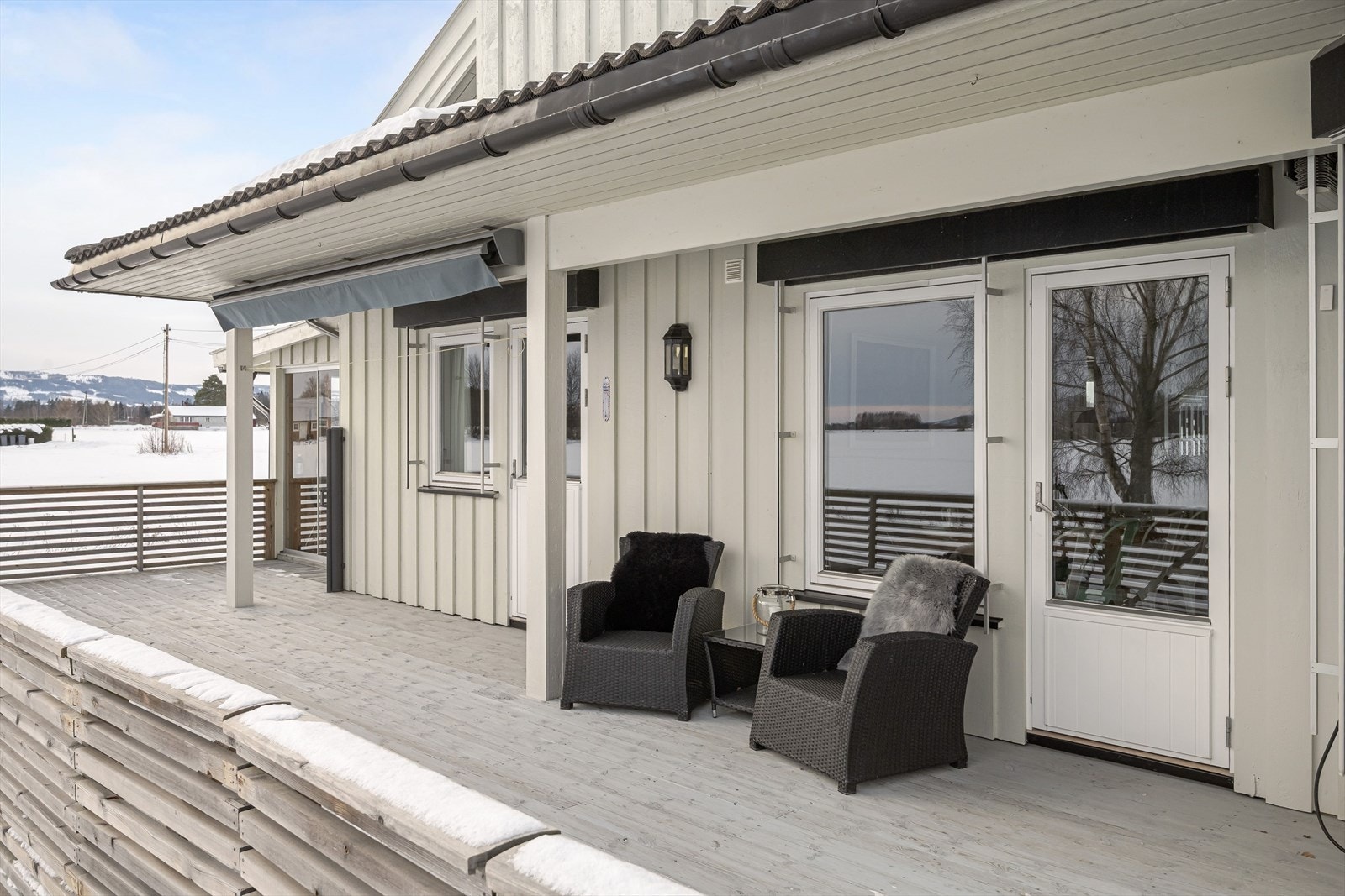 Terrassen som ligger i tilknytning til utgangen fra stuen. Galleribilde