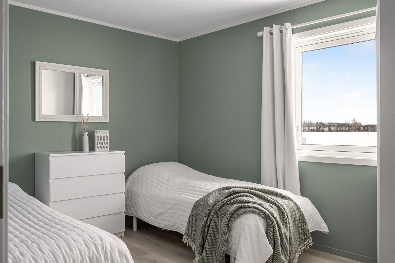 Det andre soverommet i 1. etasje er malt i samme farge som gangen og det hovedsoverommet. Galleribilde