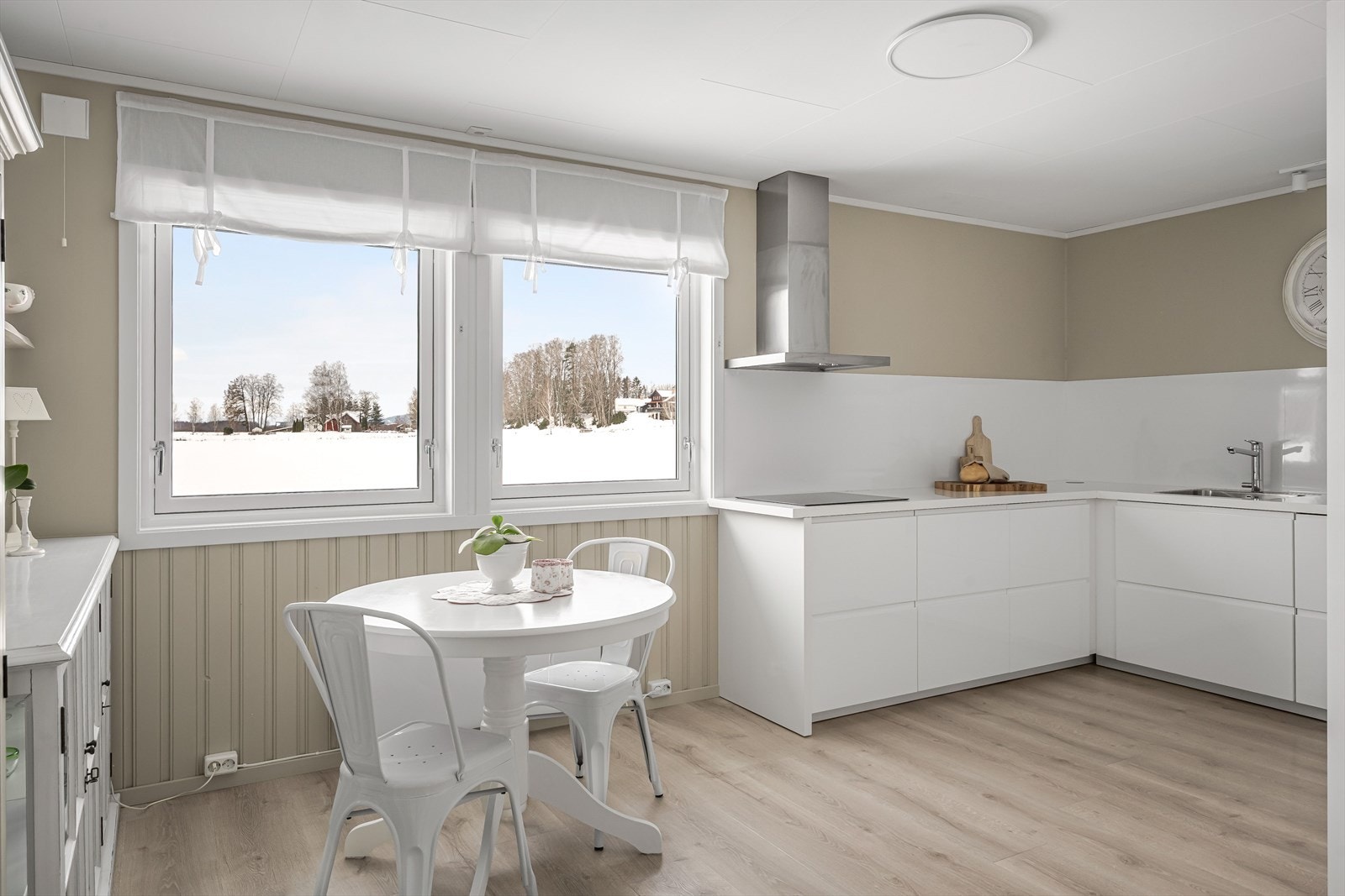 Nyt utsynet når du sitter ved kjøkkenbordet eller lager mat. Galleribilde