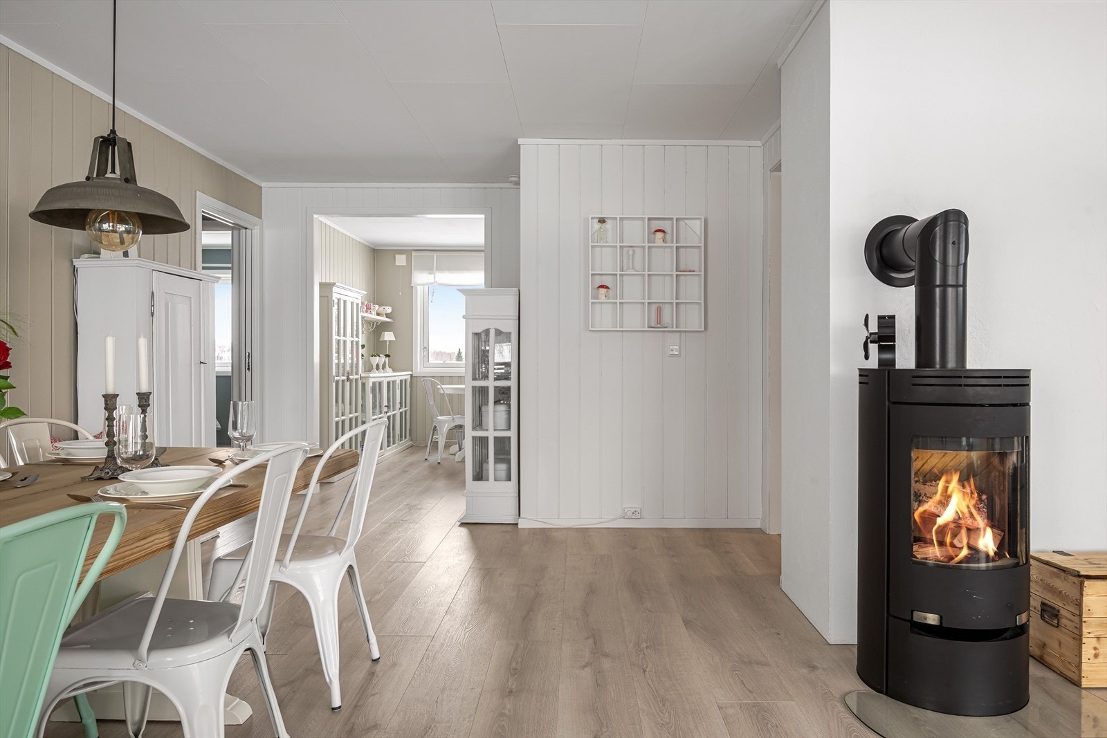 Delvis åpenløsning til spisekroken ved kjøkkenet. Galleribilde