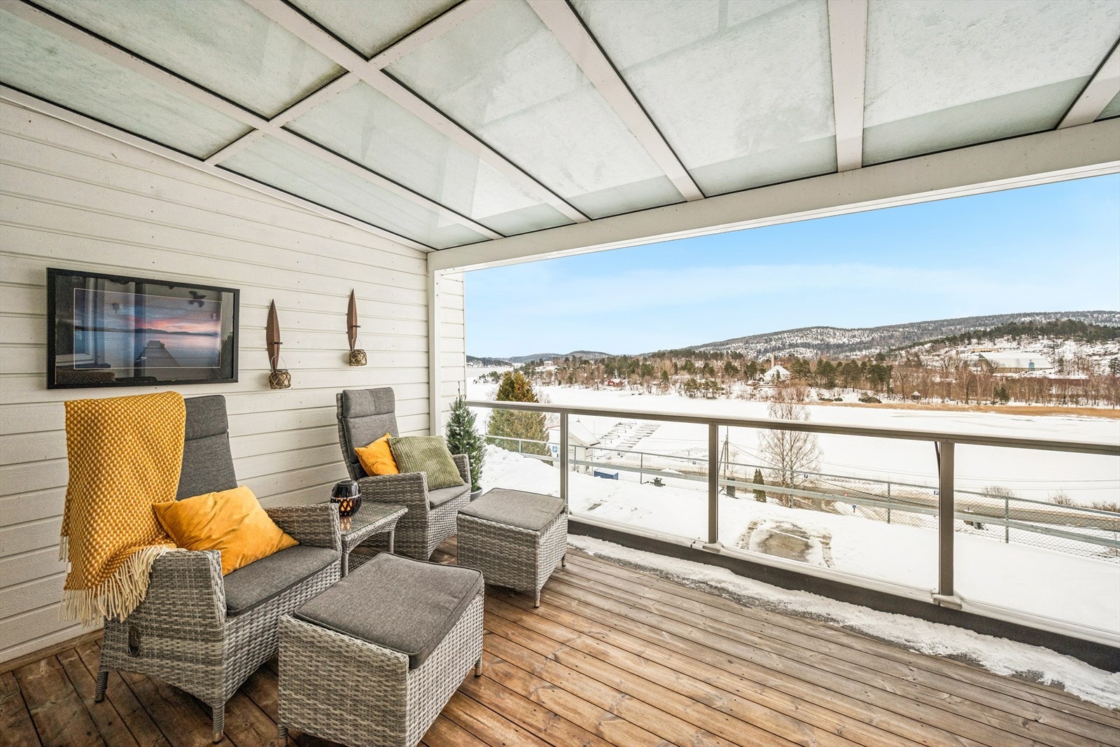 Fra den fine terrassen på 13 m² er det fin sjøutsikt mot Sætrepollen og båthavnen. Galleribilde