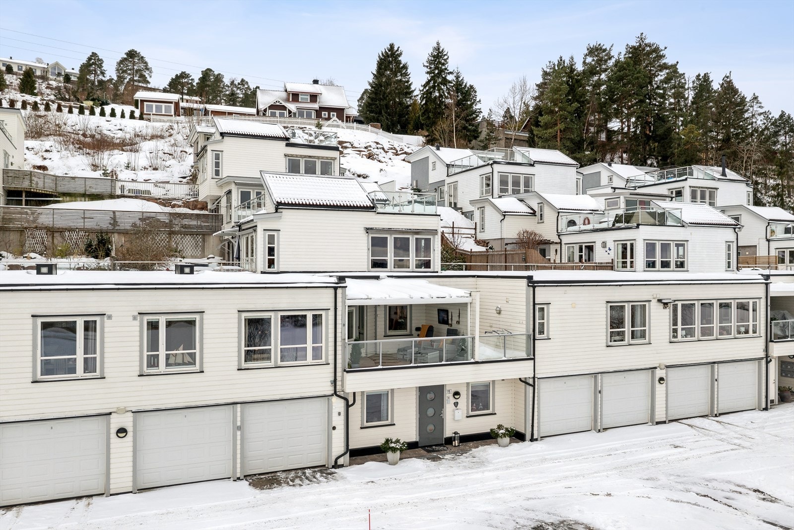 Boligen har inngangsparti i underetasje. Inneholder 3 soverom og fin overbygget terrasse. Galleribilde