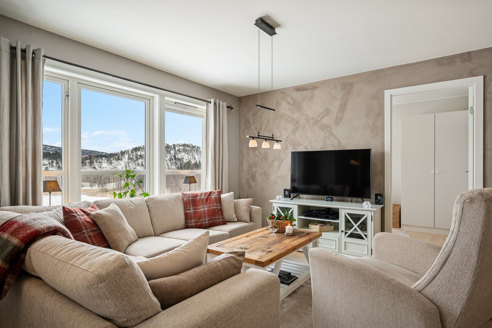 SVegger er malt i moderne farger. God plass til multimediamøbel i stuen. Galleribilde