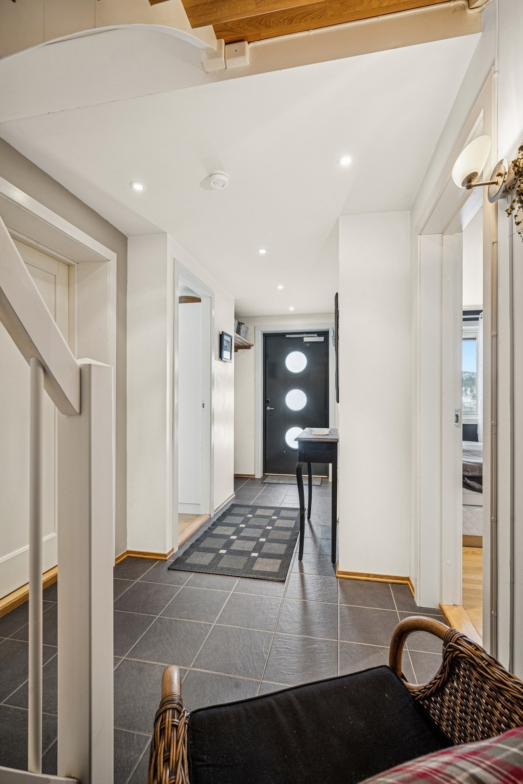 Det er nisje samt knaggrekke til å henge fra seg yttertøyet like ved inngangsdøren. Galleribilde