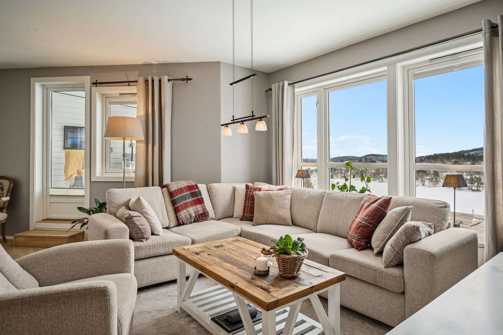 Stuen er arealeffektiv med plass til stor hjørnesofa. Legg merke til den fine utsikten. Galleribilde