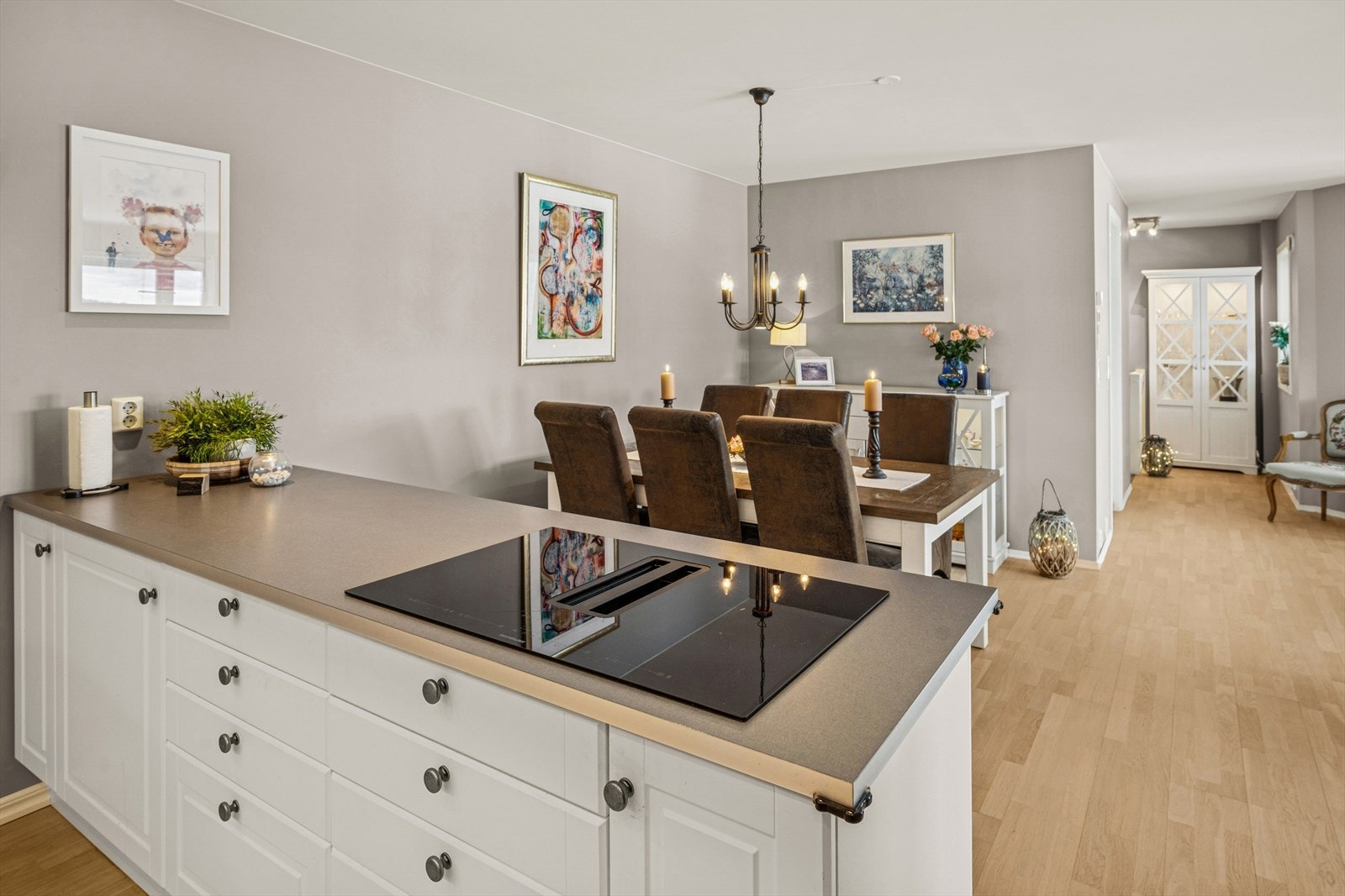 Det er praktisk halvøy mot spisestuedelen, noe som gjør at matlagingen blir mer sosial. 80 cm koketopp med integrert vifte. Galleribilde