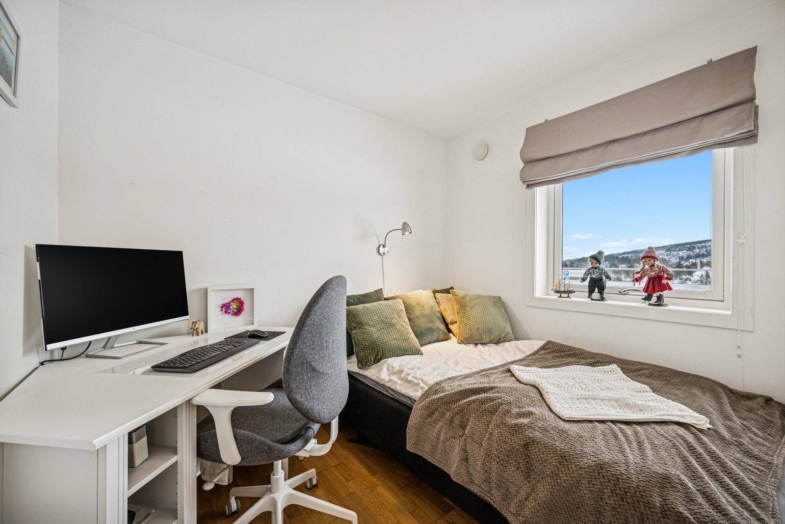 Soverom 3 ligger også i underetasjen. Rommet kan gjerne brukes som barnerom eller gjesterom/kontor. Galleribilde