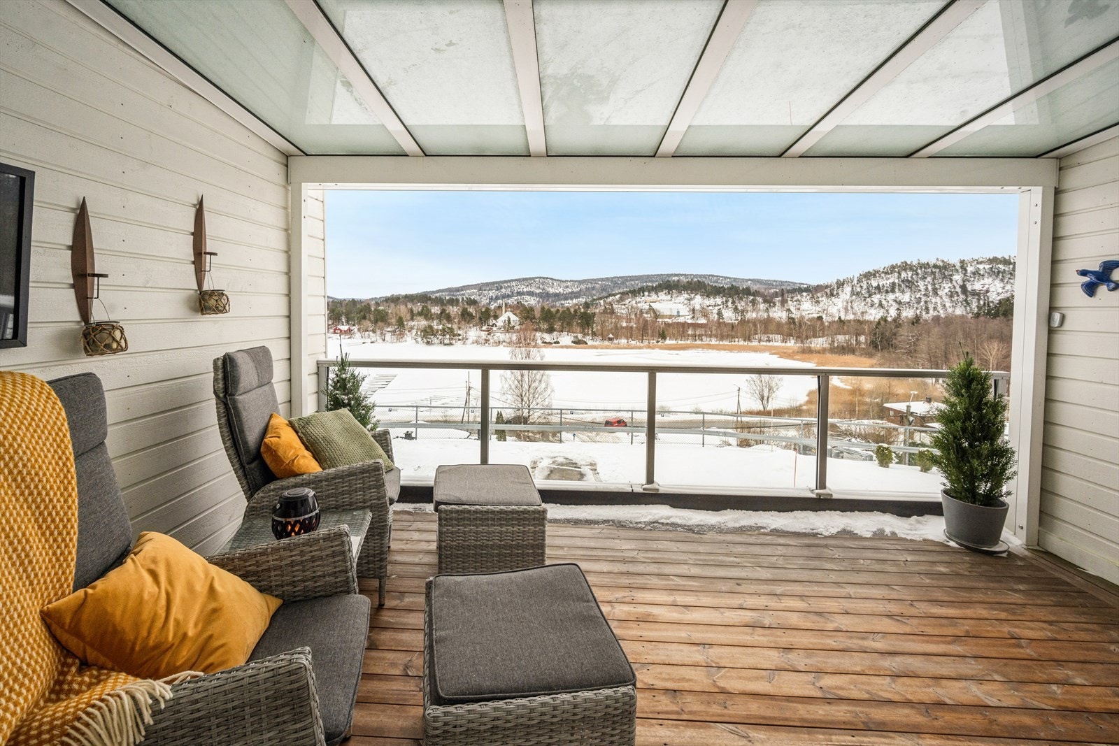 Terrassen med glasstak er på hele 13 m² hvor det er god plass til utemøblement og grill. Galleribilde