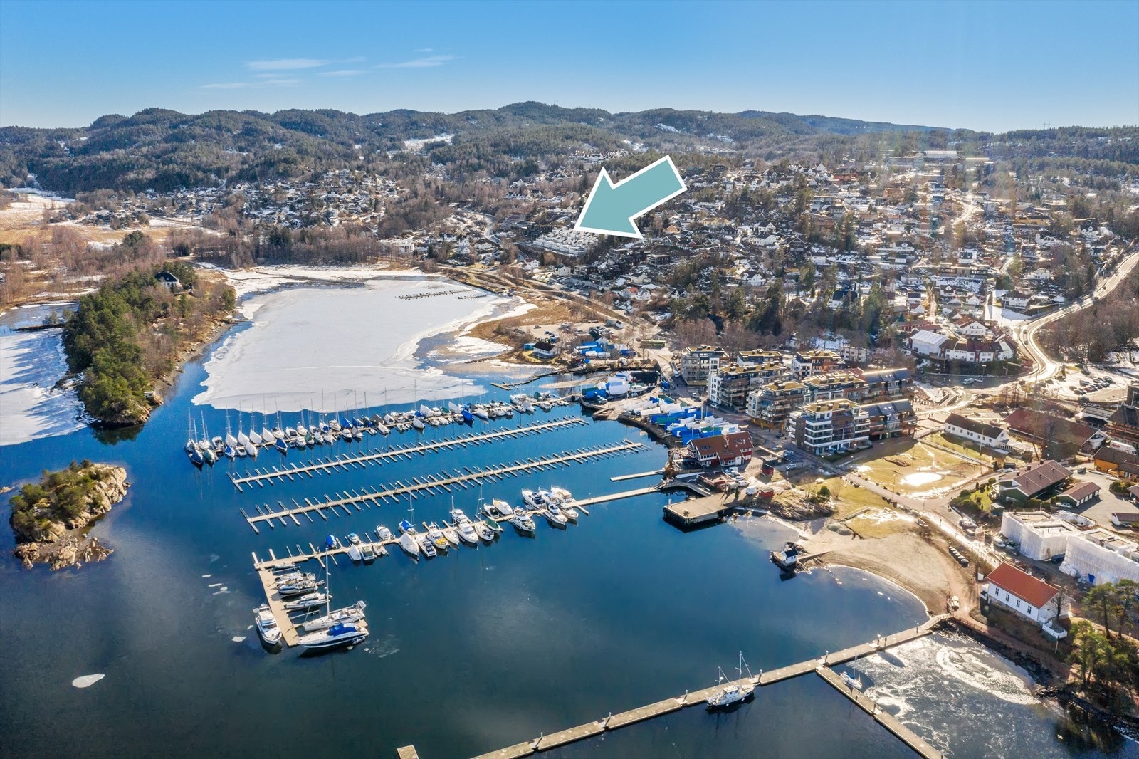 Gange til Sætre Sentrum som byr på et hyggelig uteliv med diverse serveringssteder, dagligvarebutikker, restauranter m.m. Galleribilde