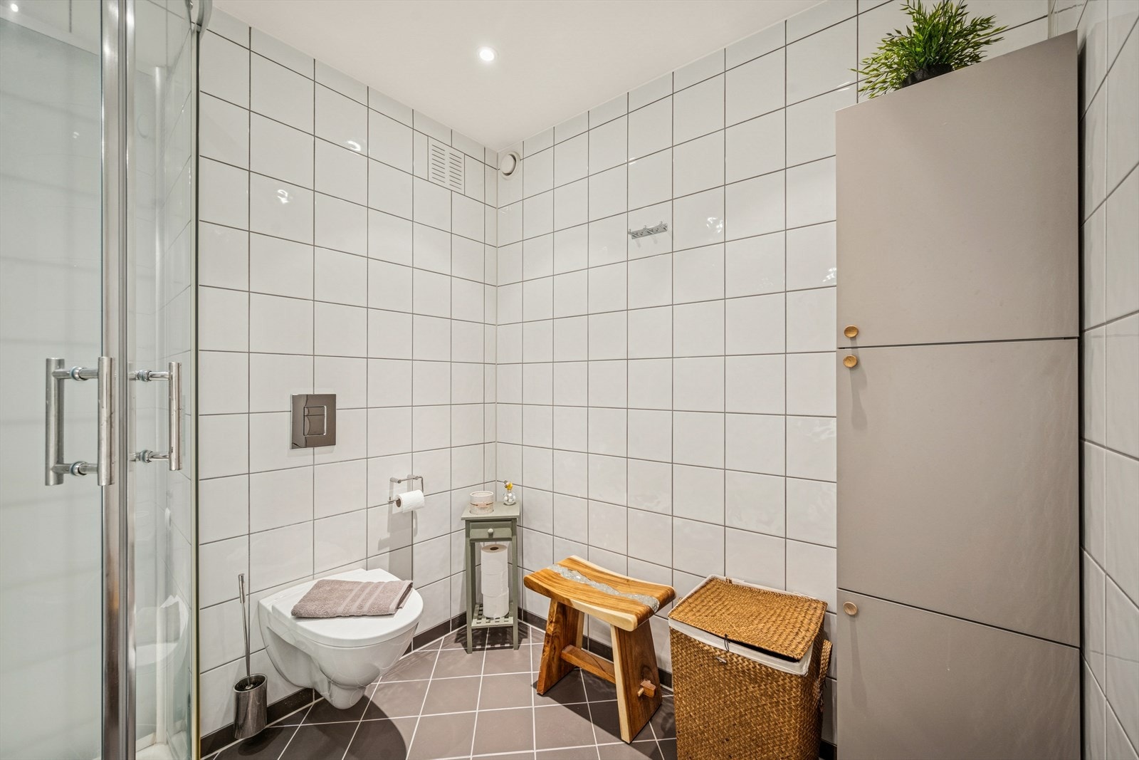 Det er gulvvarme og vegghengt toalett. Downlights i tak. Galleribilde