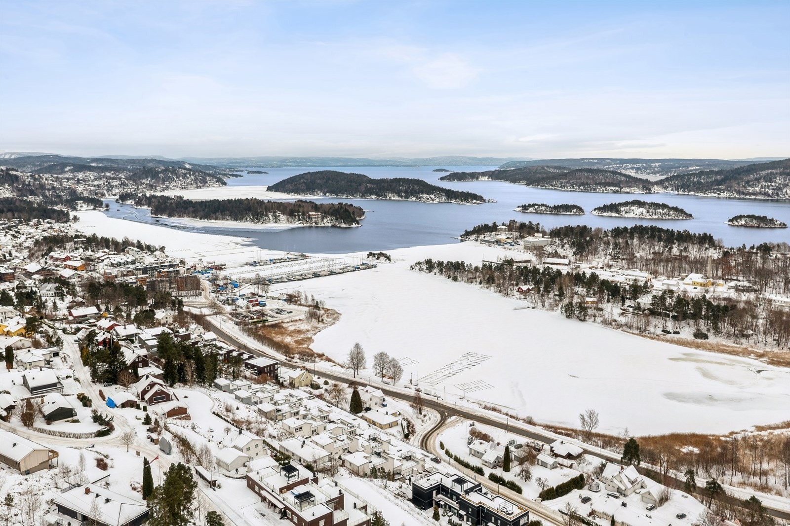 Bo med nærhet til fine sandstrender og båthavner. Det er gangavstand til Sætre sentrum som har alle fasiliteter. Galleribilde