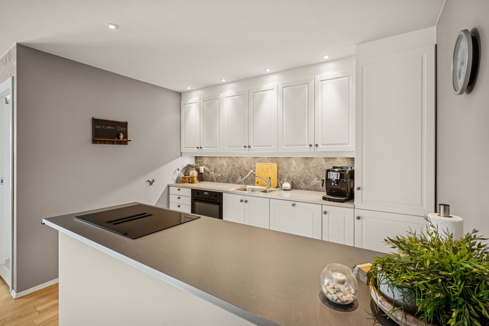 Kjøkkenet er utstyrt med integrert stekeovn, 80 cm platetopp, kjøl/frys og oppvaskmaskin. Alle hvitevarene på kjøkkenet var nye i år 2023 og medfølger salget. Galleribilde