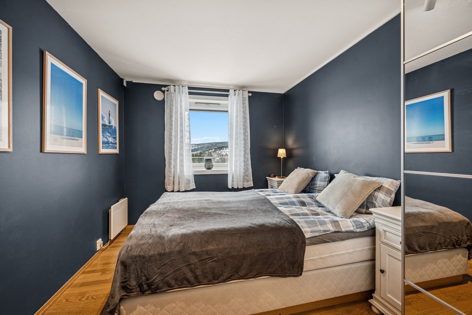 Hovedsoverommet er romslig og ligger i underetasjen. Medfølgende garderobeløsning. Vegger er malt i mørk og behagelig farge. Galleribilde