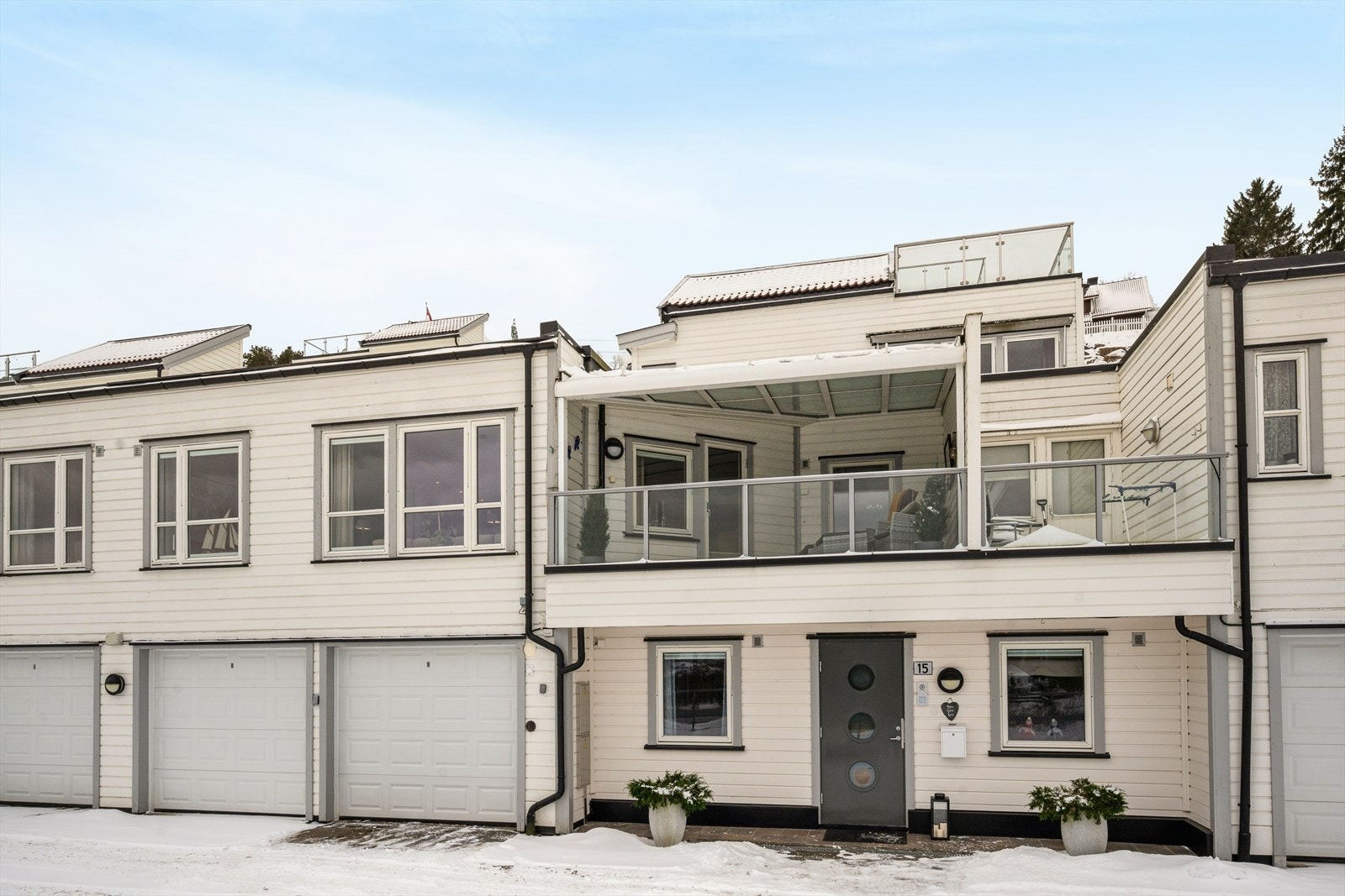 Garasjeplassen er ligger til venstre, like ved inngangen. Det er motorisert leddport. Det følger også en ekstra utendørs parkeringsplass. Galleribilde