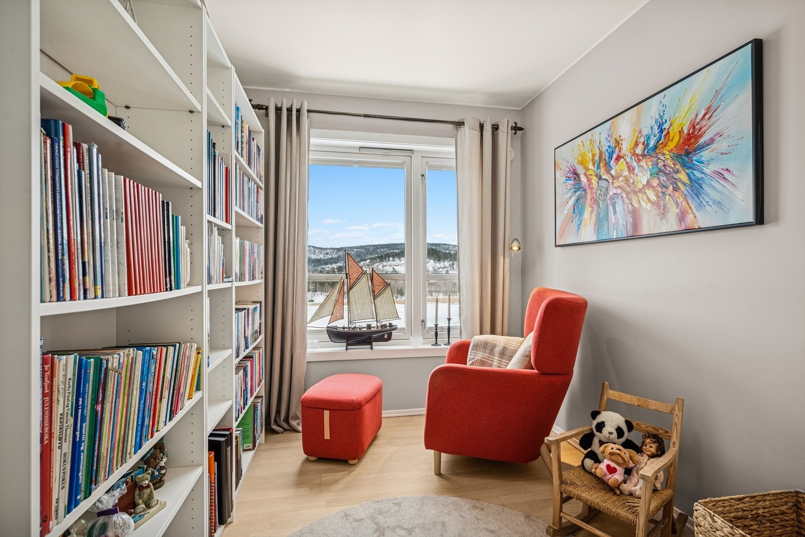 Soverom 1 ligger i 1. etasje ved siden av stuen. Legg merke til den fine utsikten. Galleribilde