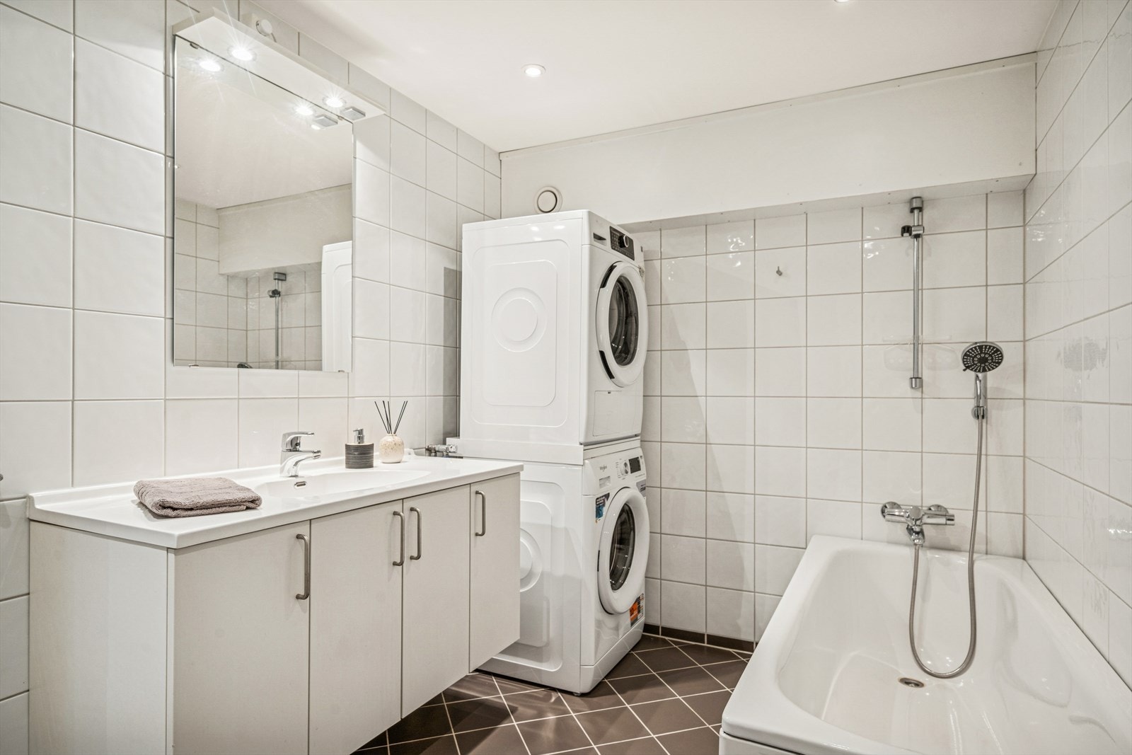 Det er opplegg for vaskesøyle på badet i underetasjen. Galleribilde