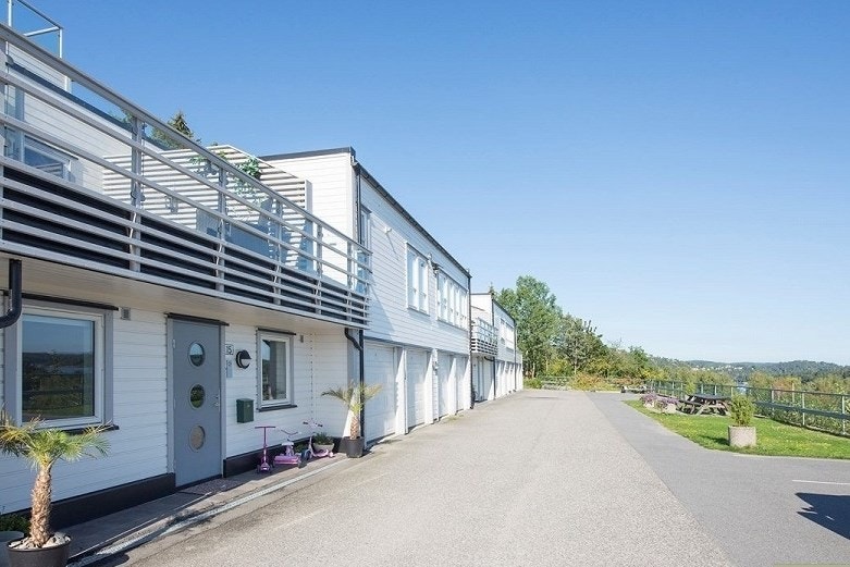 Boligen har inngangsparti i underetasje. Inneholder 3 soverom og fin overbygget terrasse. Galleribilde