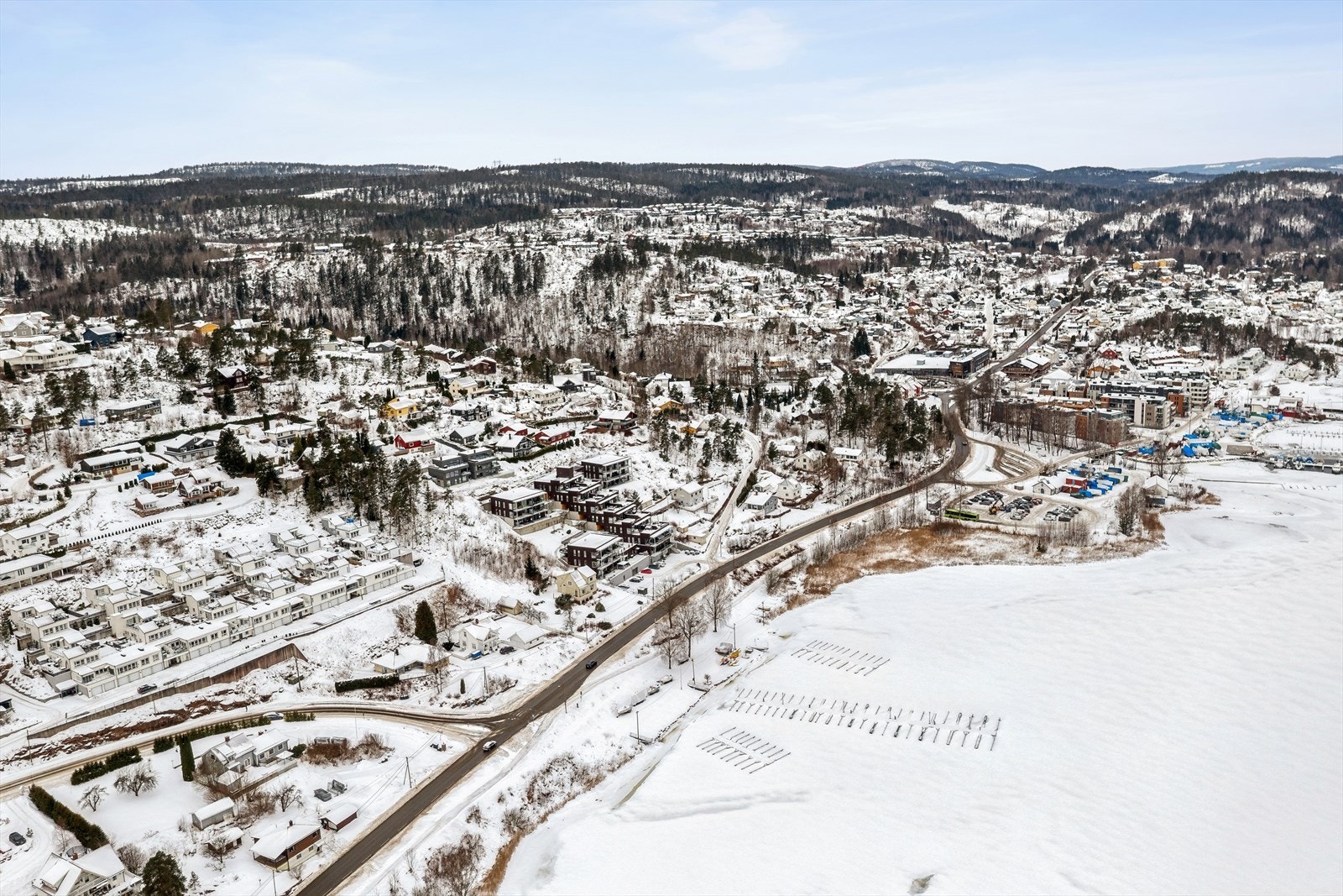 Boligen ligger med sjøutsikt og har medfølgende garasjeplass og biloppstillingsplass. Kort vei til båthavn. Galleribilde